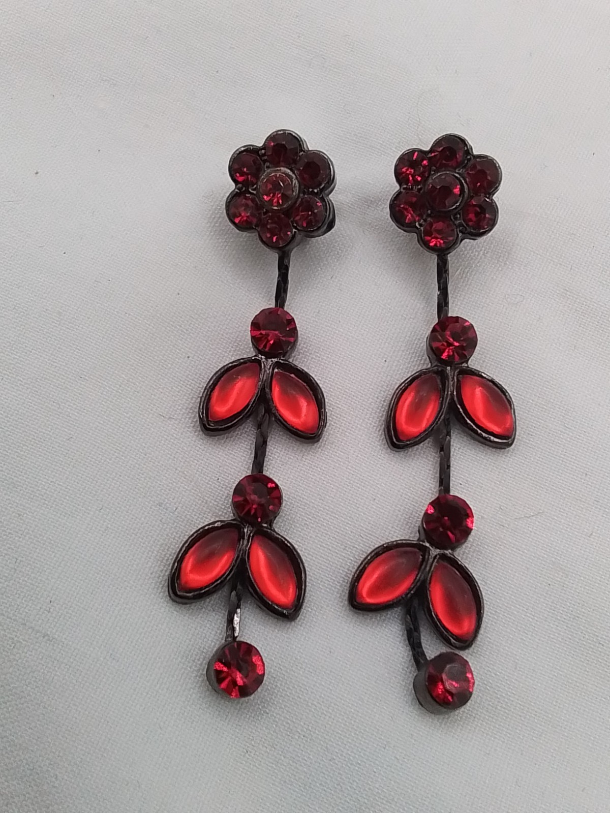 2″ RED CRYSTAL BLACK ALLOY VTG ESTATE DANGLE DAINTY FLOWER VINE PIERCED EARRINGS