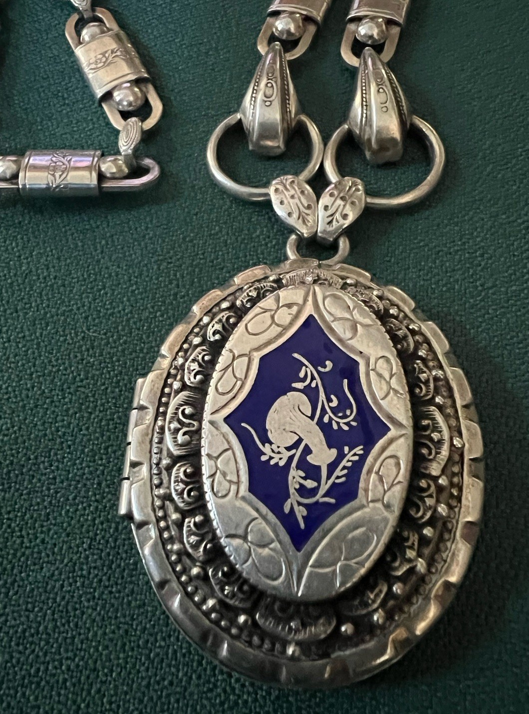 VICTORIAN REVIVAL GORGEOUS ENAMEL LOCKET SILVER TONE FANCY CUT ETCHED LINKS