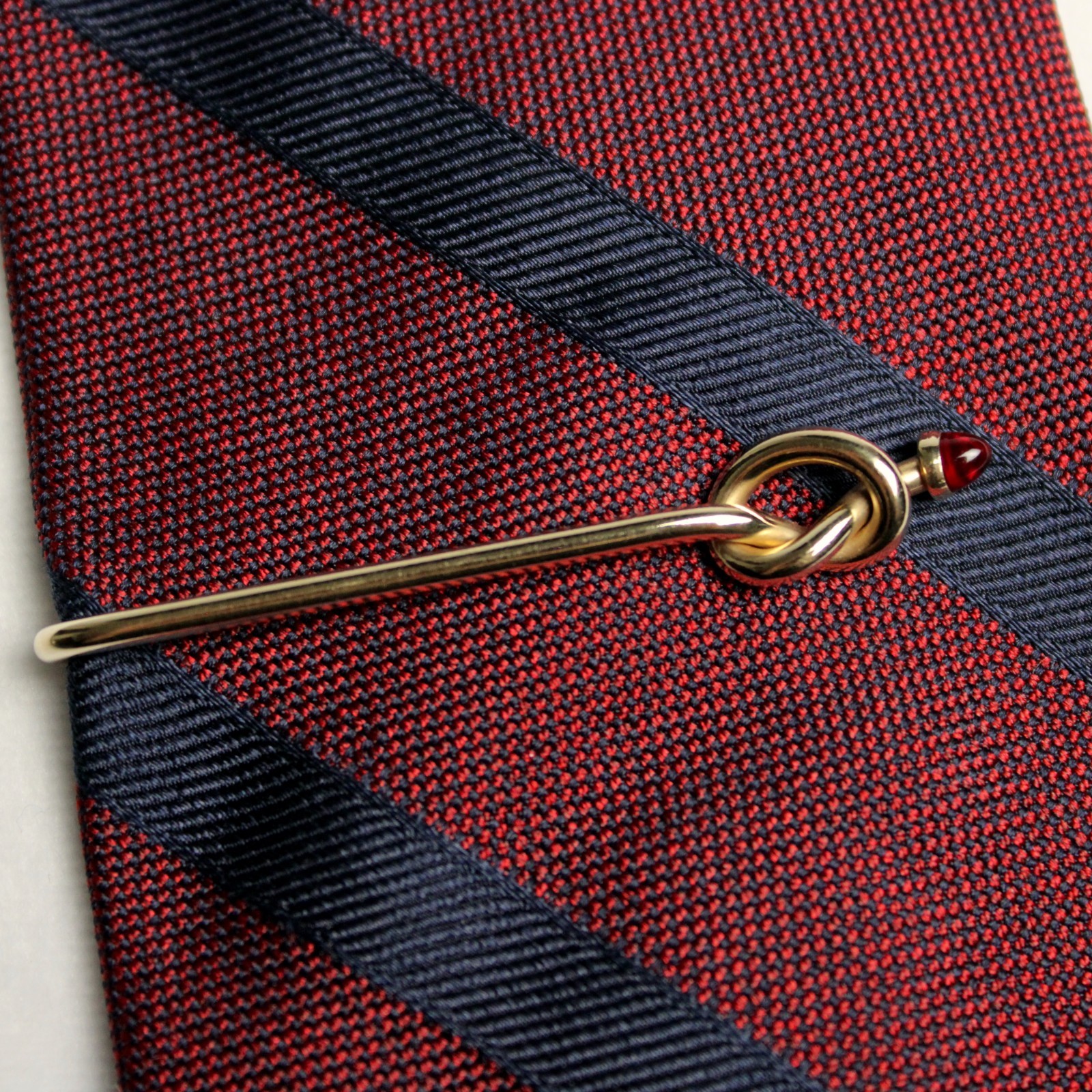 Vintage 1940s (c. 1944) Krementz Rolled Gold Red Glass Cabochon Knot Tie Clip
