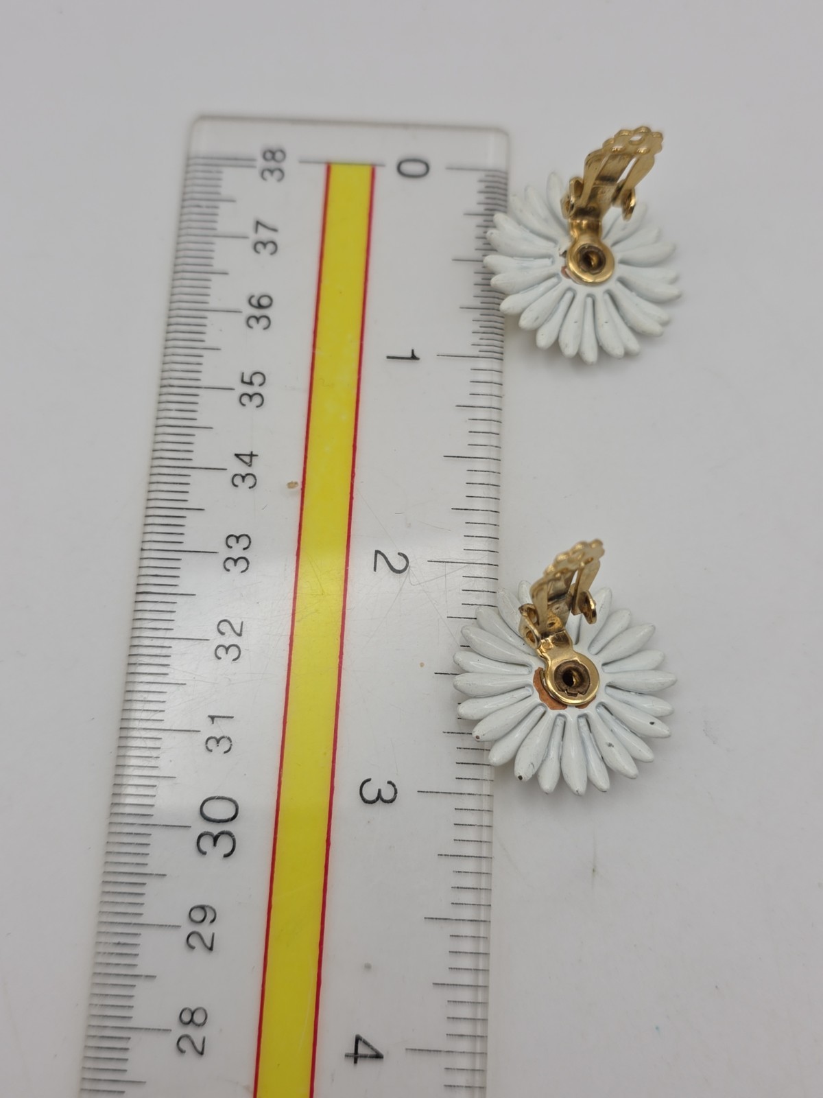 Vintage Daisy Flower Enamel Metal Clip On Earrings Retro Groovy Hippy Ecclectic