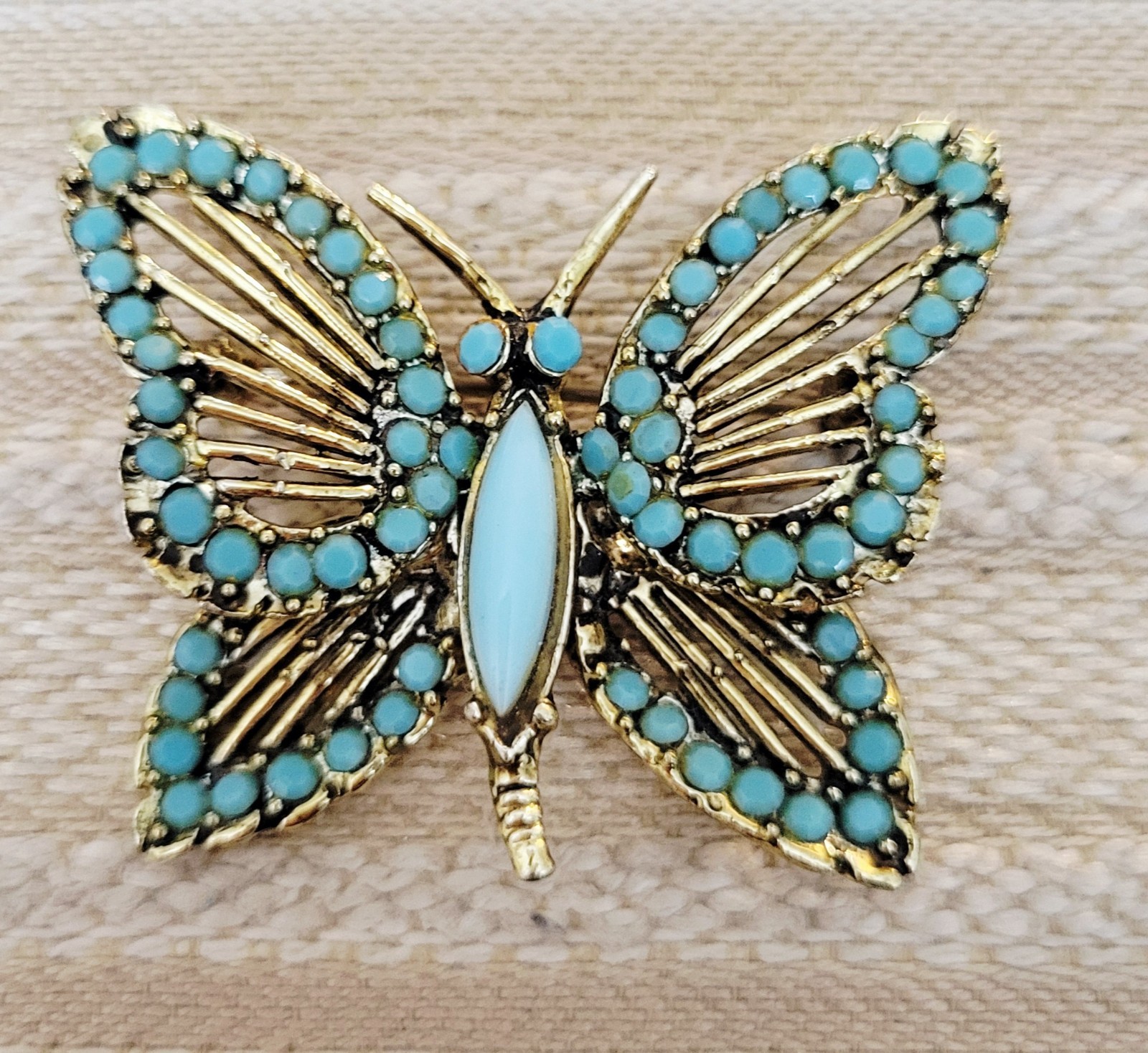 Beautiful Southwest BUTTERFLY Brooch Goldtone Filigree & faux TURQUOISE