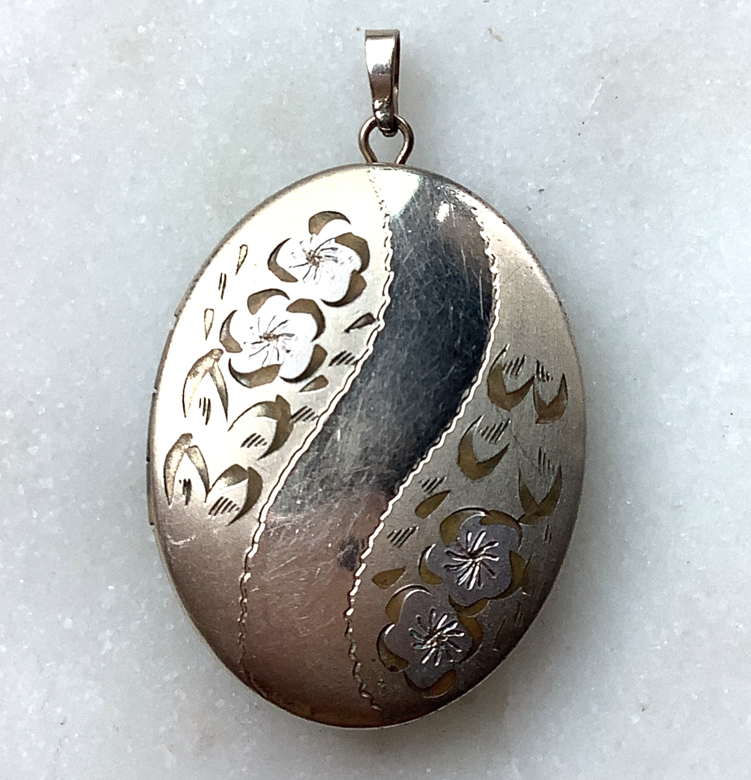 Vintage 14K Yellow Gold Filled Floral Engraved Oval Photo Locket Pendant