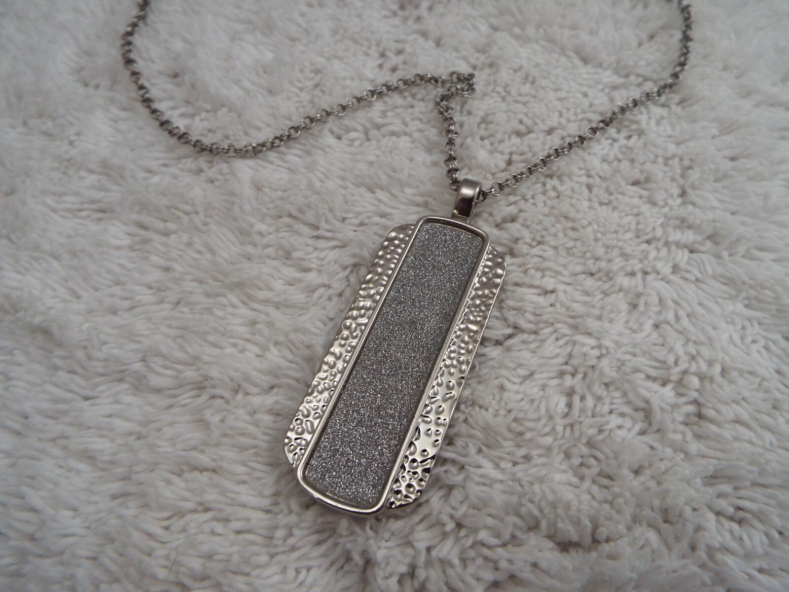 Hammered Silvertone Glittery Pendant Necklace (C48)