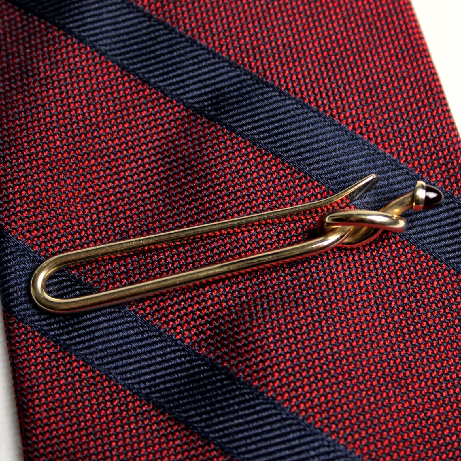 Vintage 1940s (c. 1944) Krementz Rolled Gold Red Glass Cabochon Knot Tie Clip