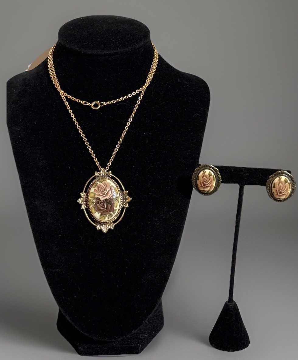 Vtg Signed Sarah Coventry Rose Floral Cameo Pendant Necklace Matching Earrings