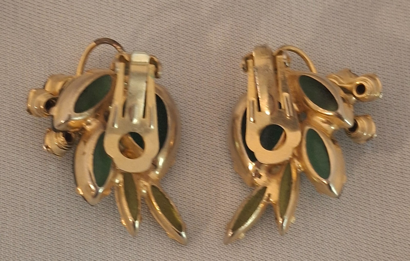 Vintage Mid Century Emerald Green Rhinstone Clip On Earrings Floral Cluster D&E