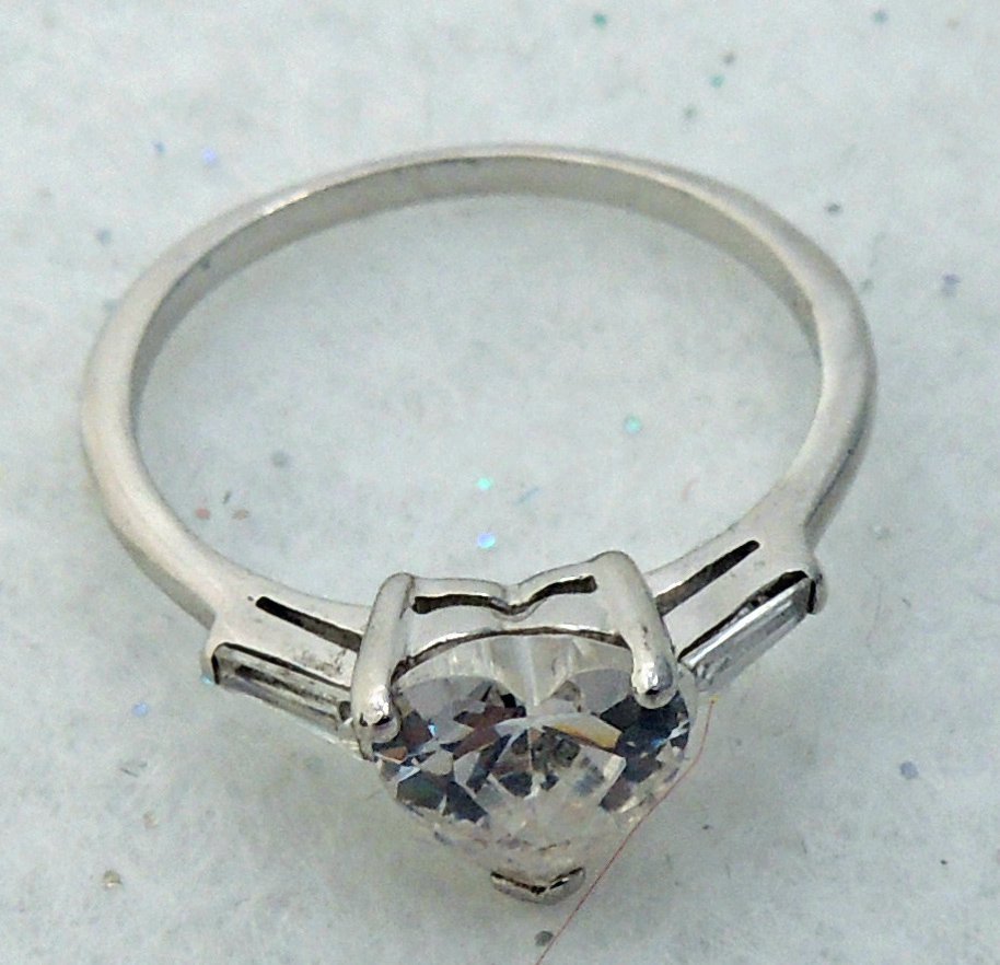 BEAUTIFUL ESTATE STERLING SILVER AVON WHITE STONE HEART BAND RING SIZE 9.5