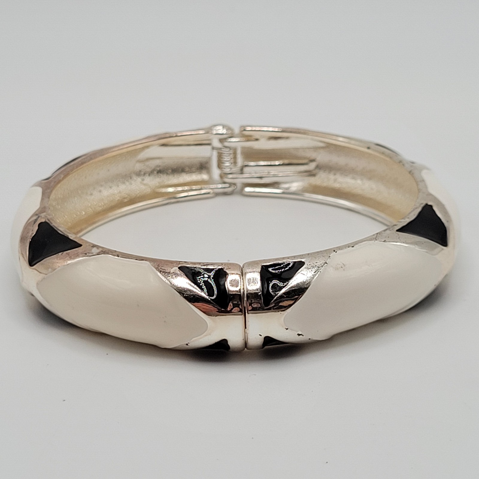 Black White Geometric Abstract Enamel Print Silver Tone Hinged Bangle Bracelet