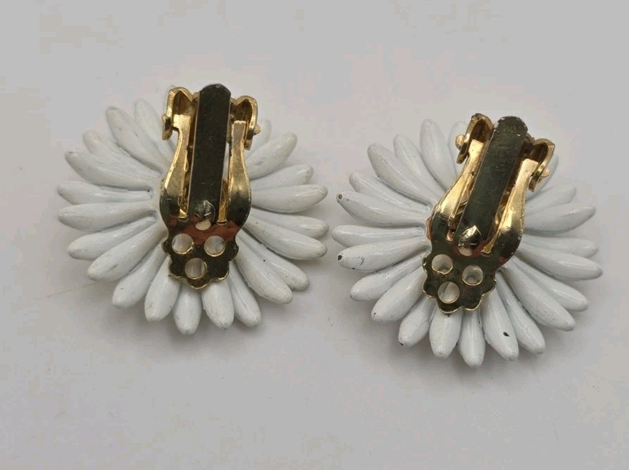 Vintage Daisy Flower Enamel Metal Clip On Earrings Retro Groovy Hippy Ecclectic
