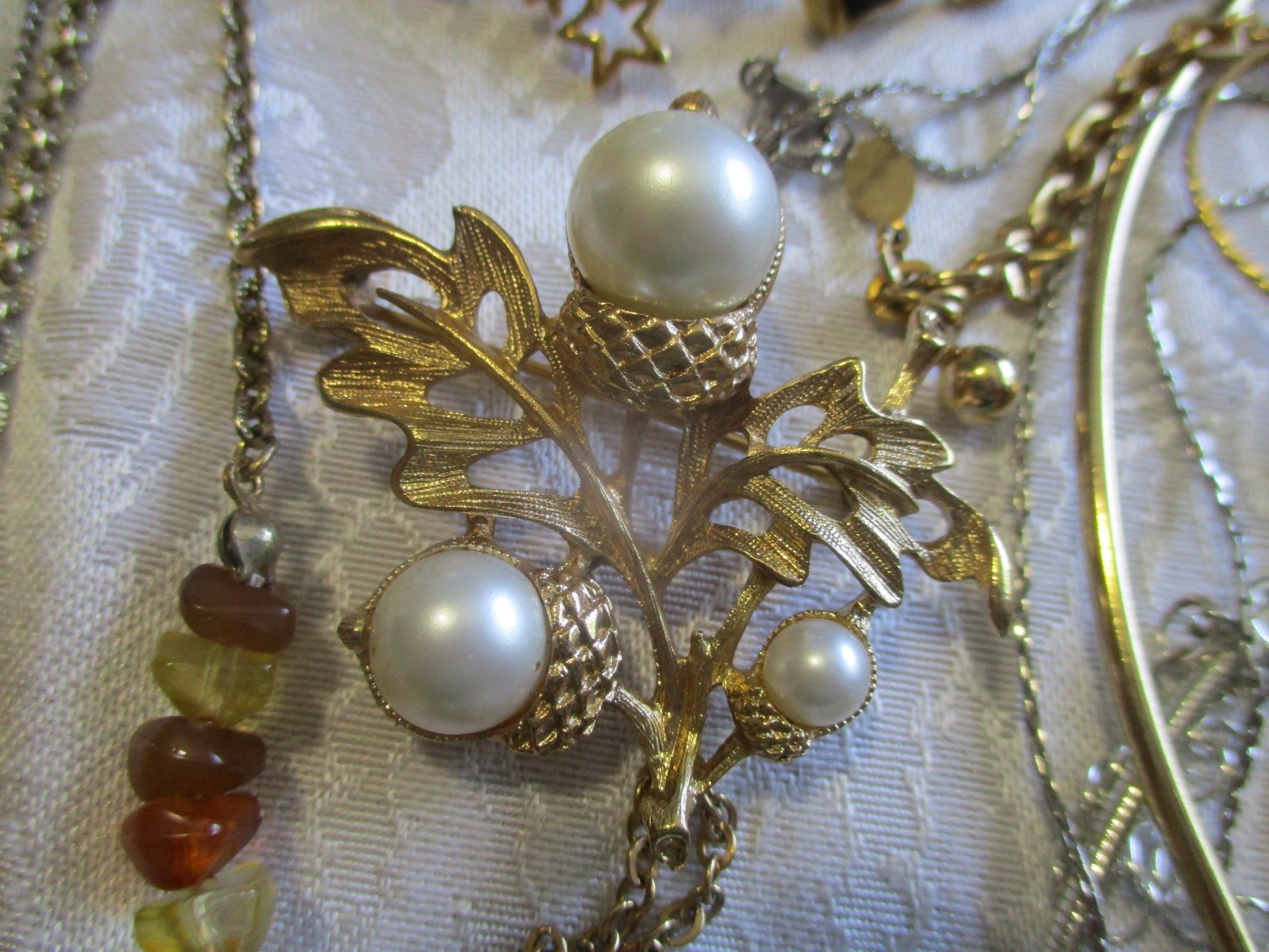 VINTAGE JEWELRY LOT 50 ALL SIGNED AVON NECKLACE BRACELET BROOCH PIERCED EARRINGS