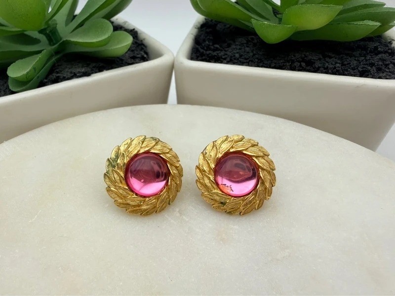 Vintage Trifari Stud Earrings Gold Tone Laurel Wreath Pink Cabochon Signed