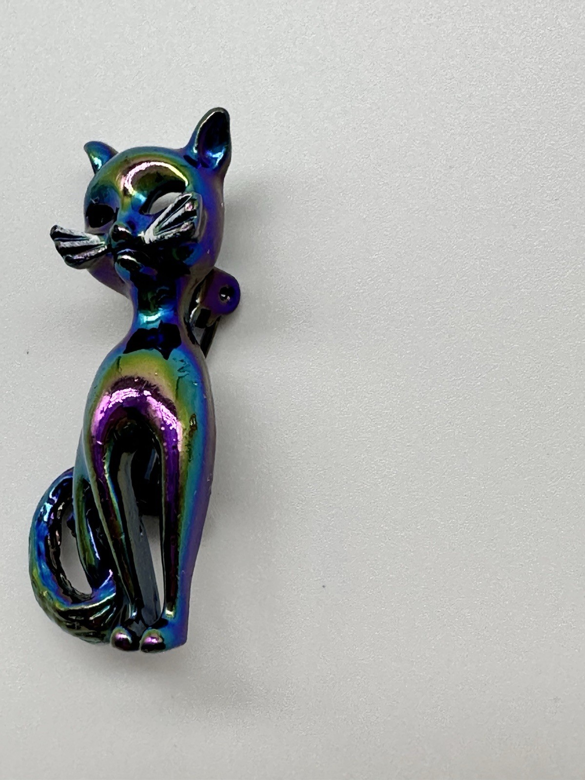 EXCELLENT VTG. 70’s IRIDESCENT BLACK ENAMEL SITTING CAT FIGURAL BROOCH PIN