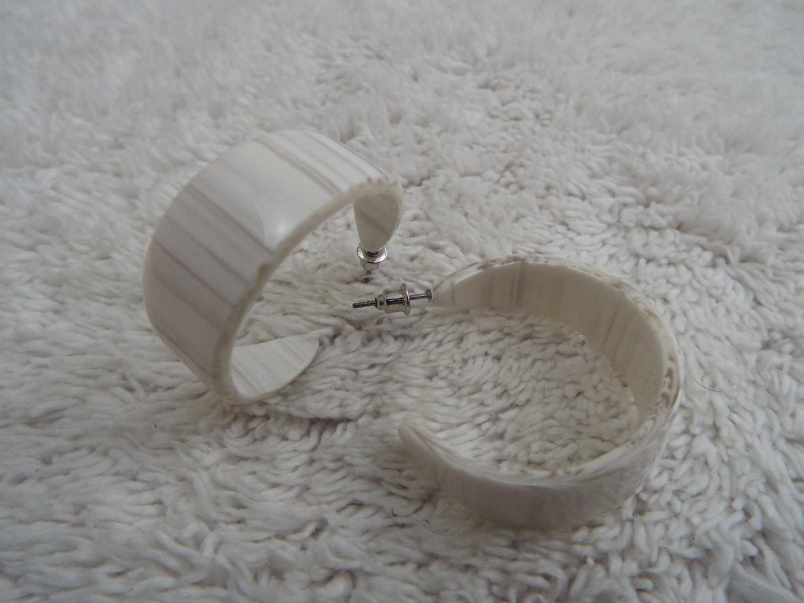 Striped White Acrylic Hoop Pierced Earrings (D21)