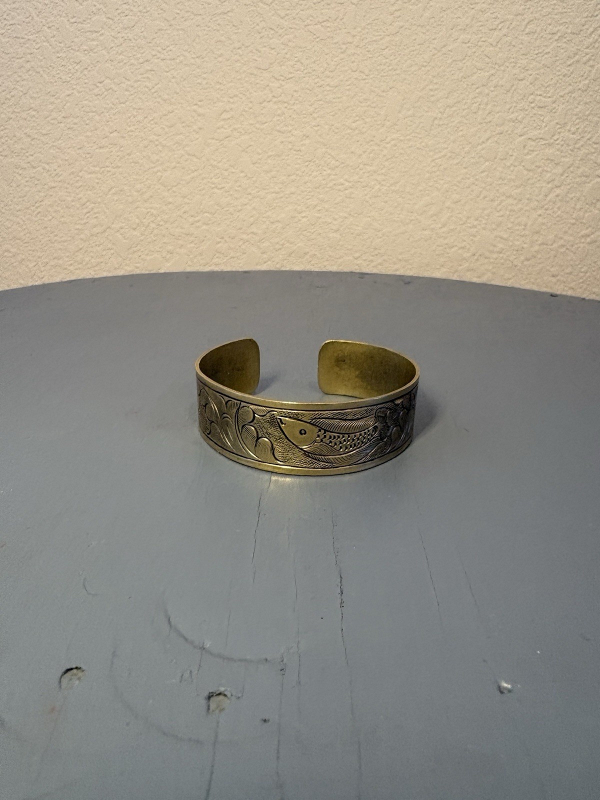 brassy gold tone fish design bangle bracelet