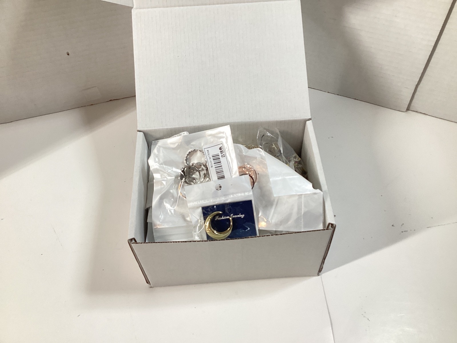 1lb Unsorted Modern Costume Rings Jewelry (M/F) Many Sizes Designs
