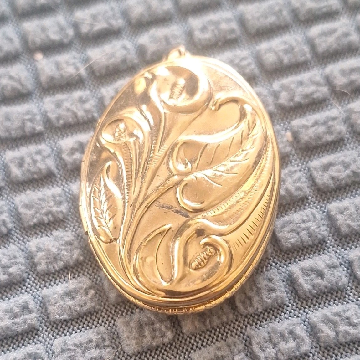 Gold Tone Oval Floral Engraved Photo Locket Pendant for Unisex Adults