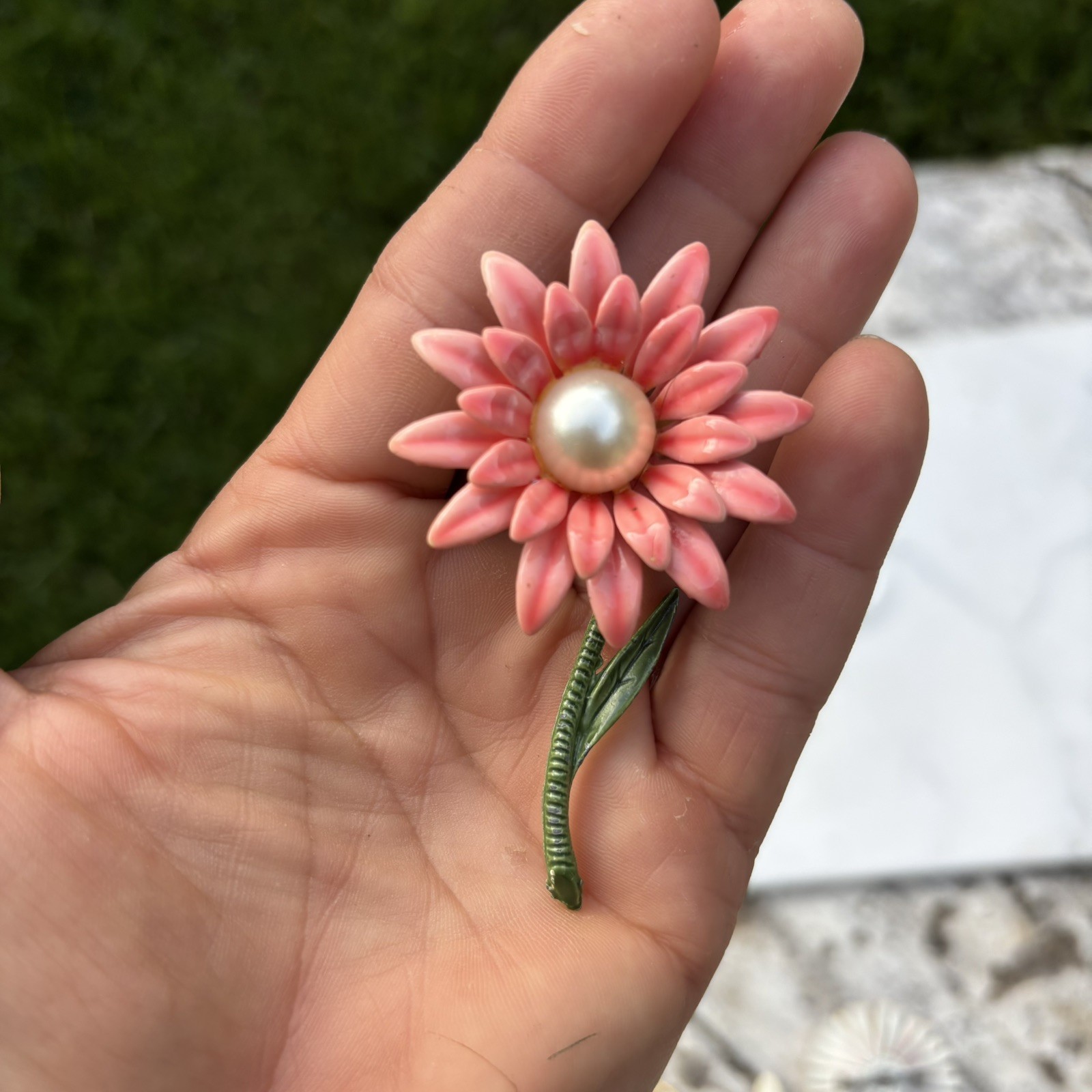 PRETTY IN PINK VINTAGE 60s ENAMEL FLOWER DAISY ON STEM METAL BROOCH ✨