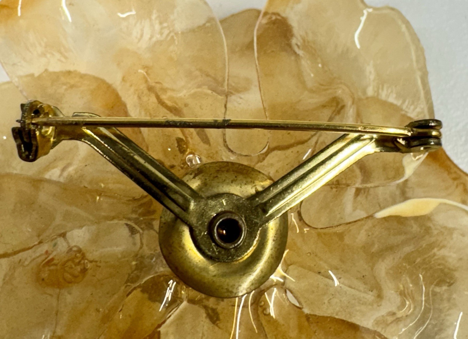 CELLULOSE ACETATE FLOWER BROOCH BEIGE VINTAGE