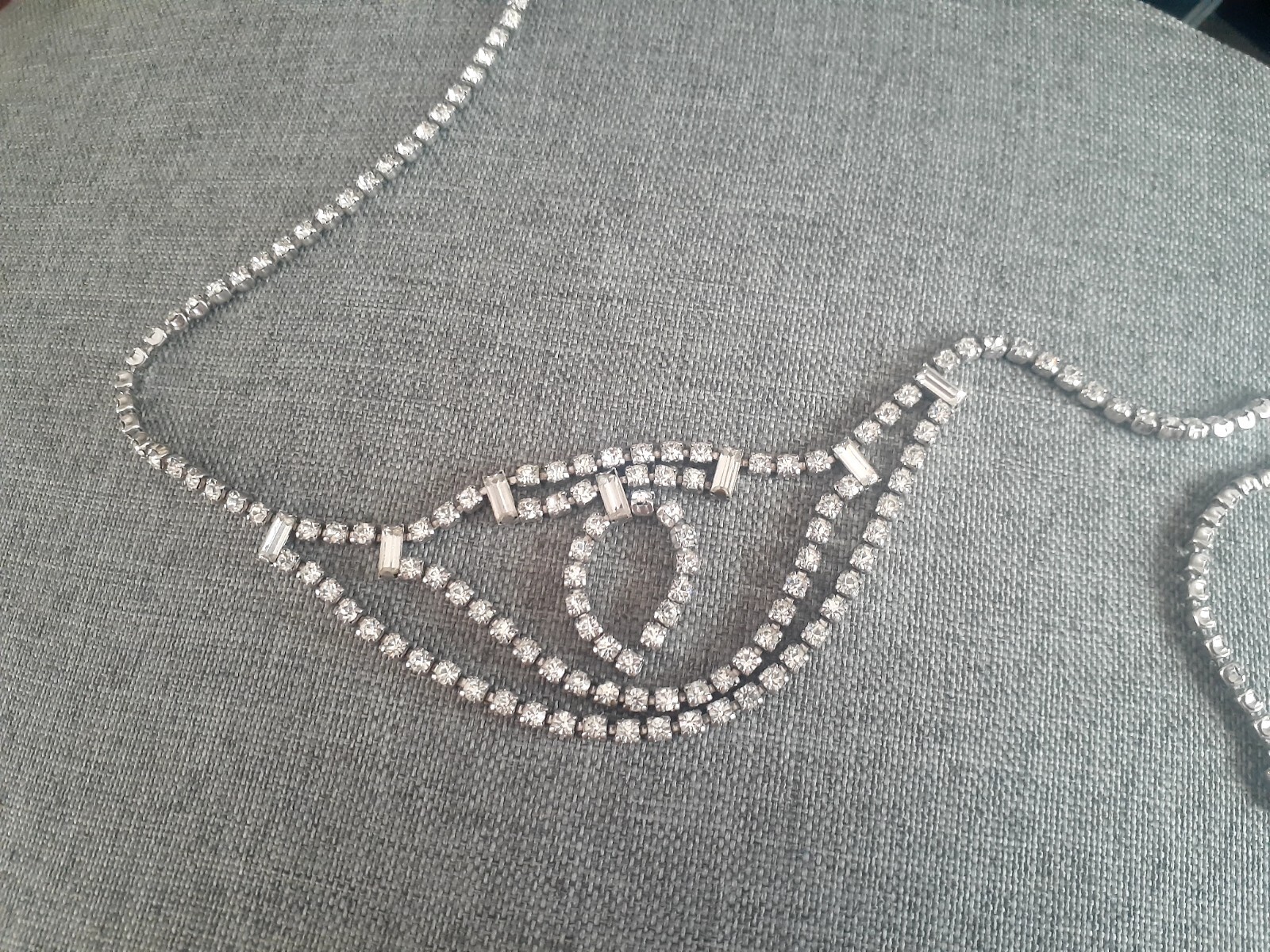 Vintage prong set Rhinestone Festoon Style Statement necklace. 15.5″