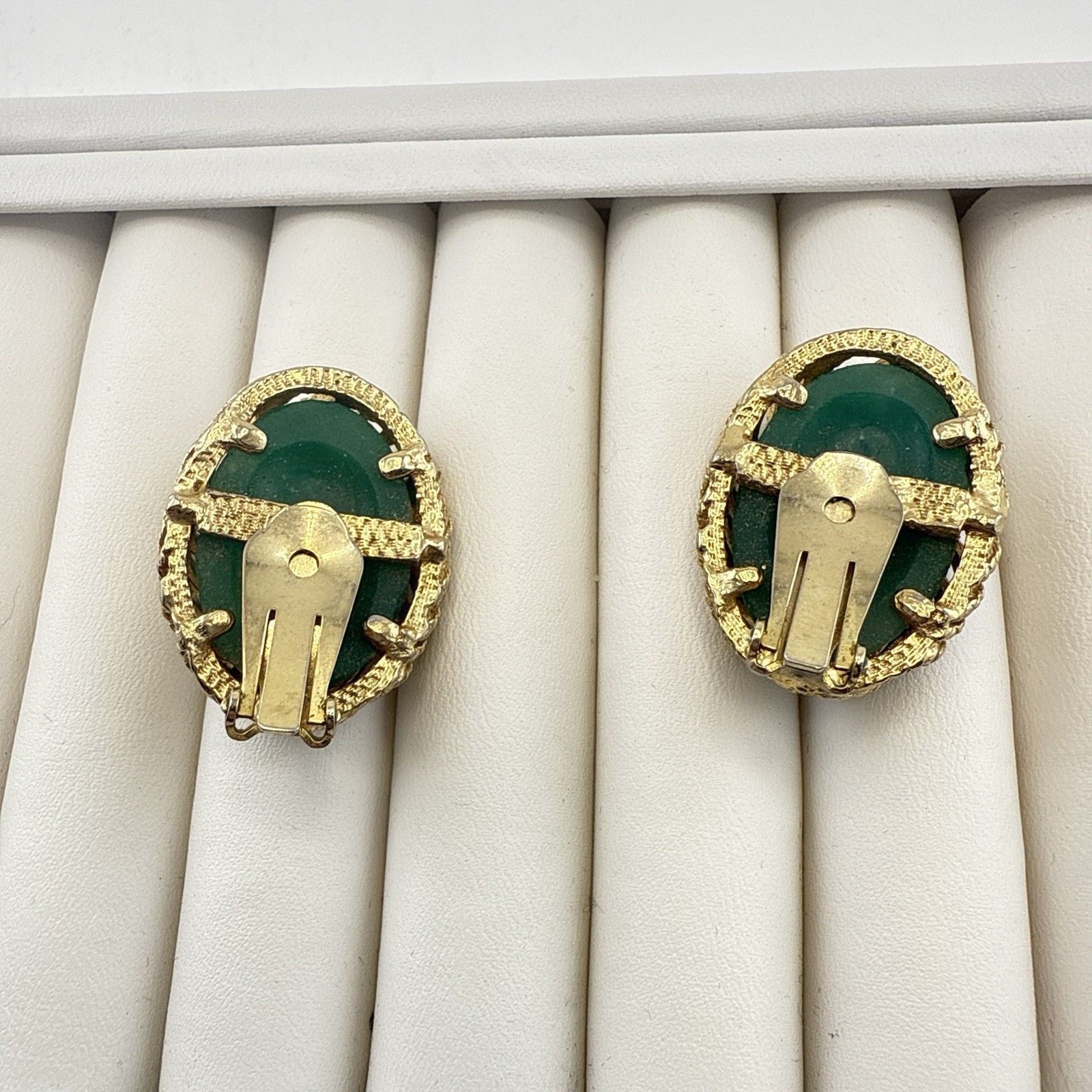 Vintage Earrings Green Peking Imitation Jade Gold Tone Molded Flower CLIP ON