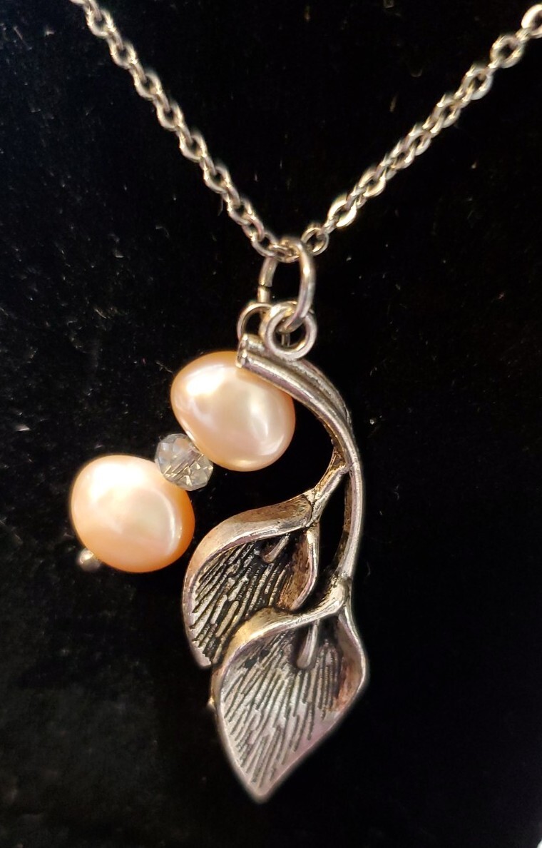 SILVER TONE Calla Lily Pendant with 2 Pink Faux Pearls & 30″ Chain Necklace