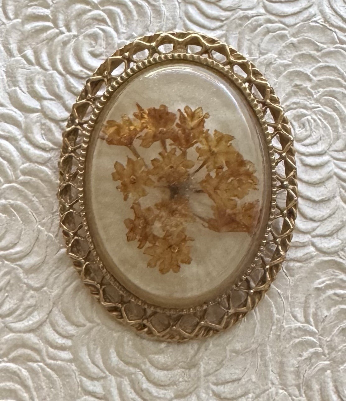 Unique vintage dry flower cameo brooch / Pendant
