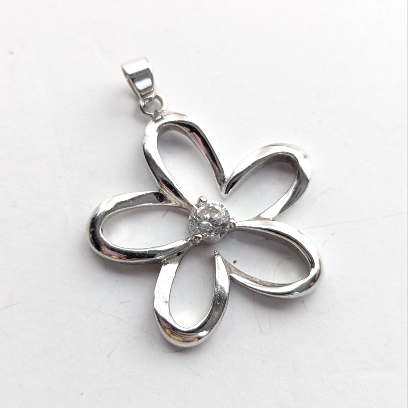 Trendy Y2K Silver Tone Open Work Flower Daisy Glass Rhinestone Necklace Pendant