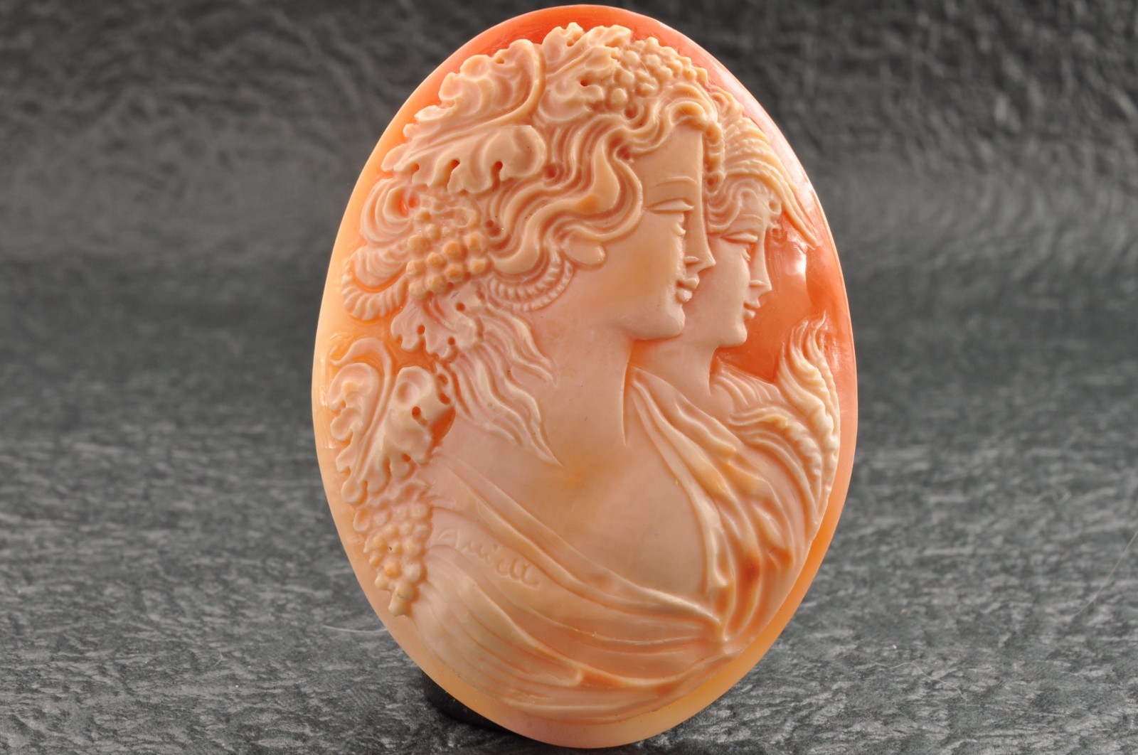 5 items , vintage shell cameo White and brown color (Total 327.0ct) with case.