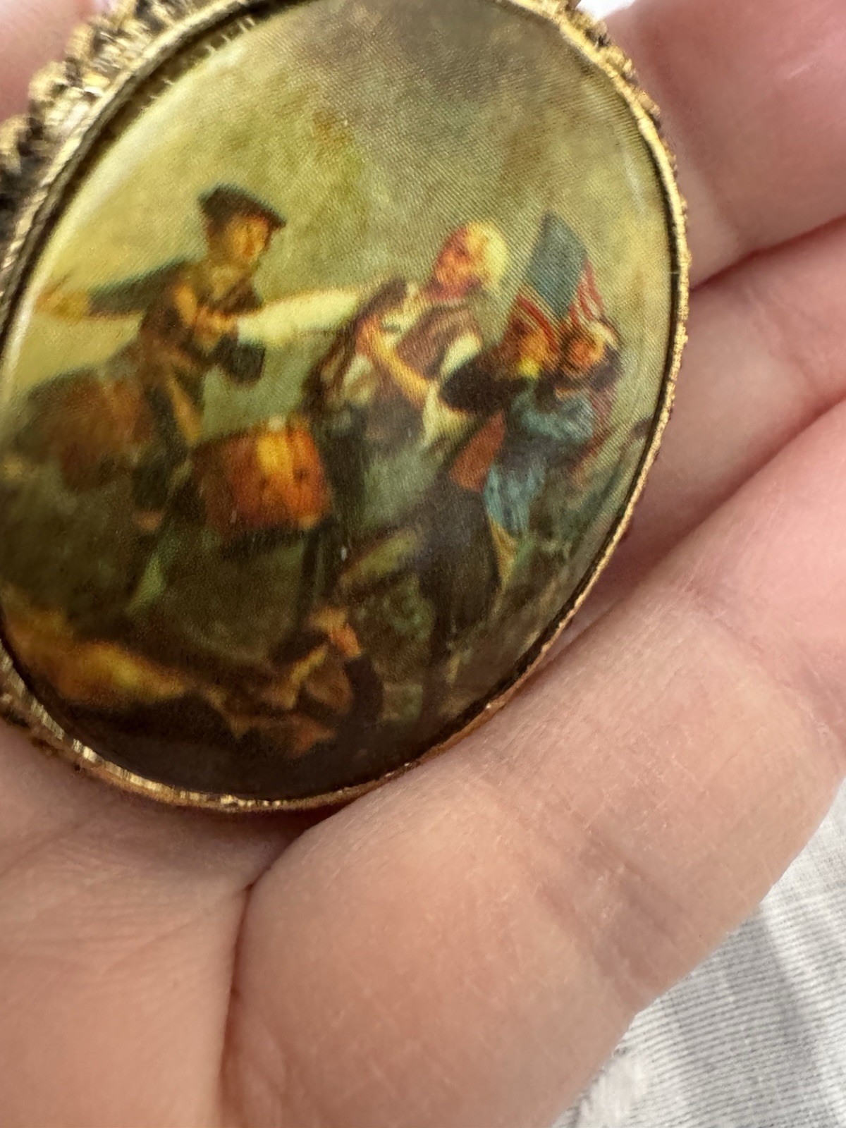 Vintage Gold Tone Patriotic Oval Brooch Pin 2 in Fashion Unisex Adults