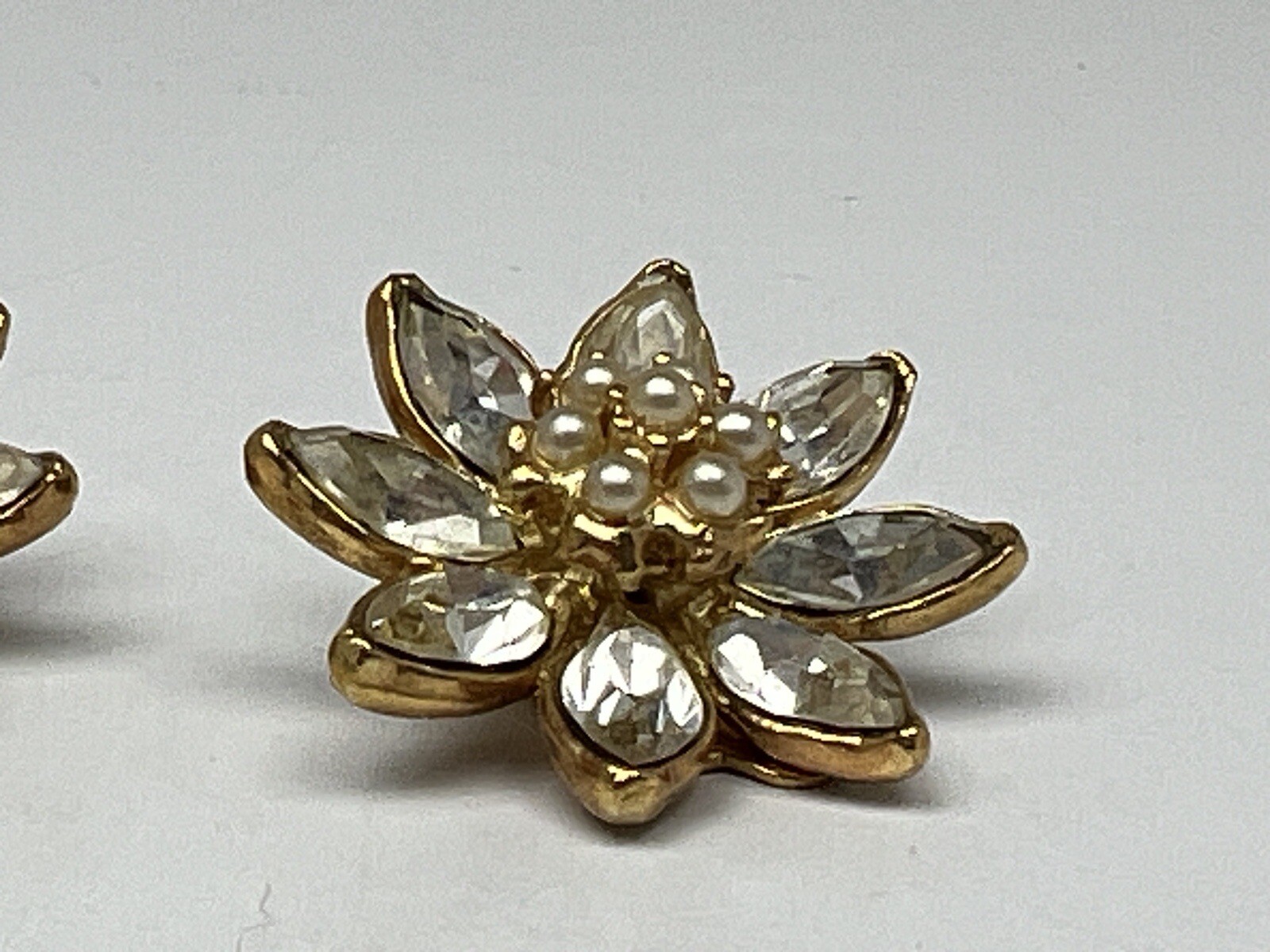 Vintage Gold Plated Crystal Clear Rhinestones Flower Design w/faux pearl center