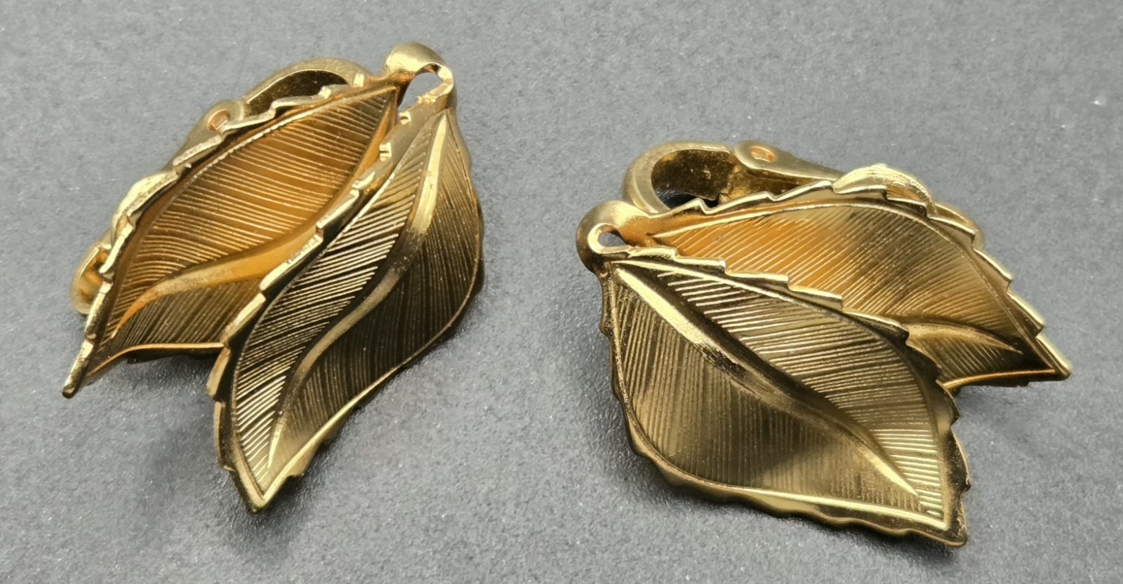Classic 1960s Vintage Unmarked Gold Tone Double Leaf Earrings Clip On
