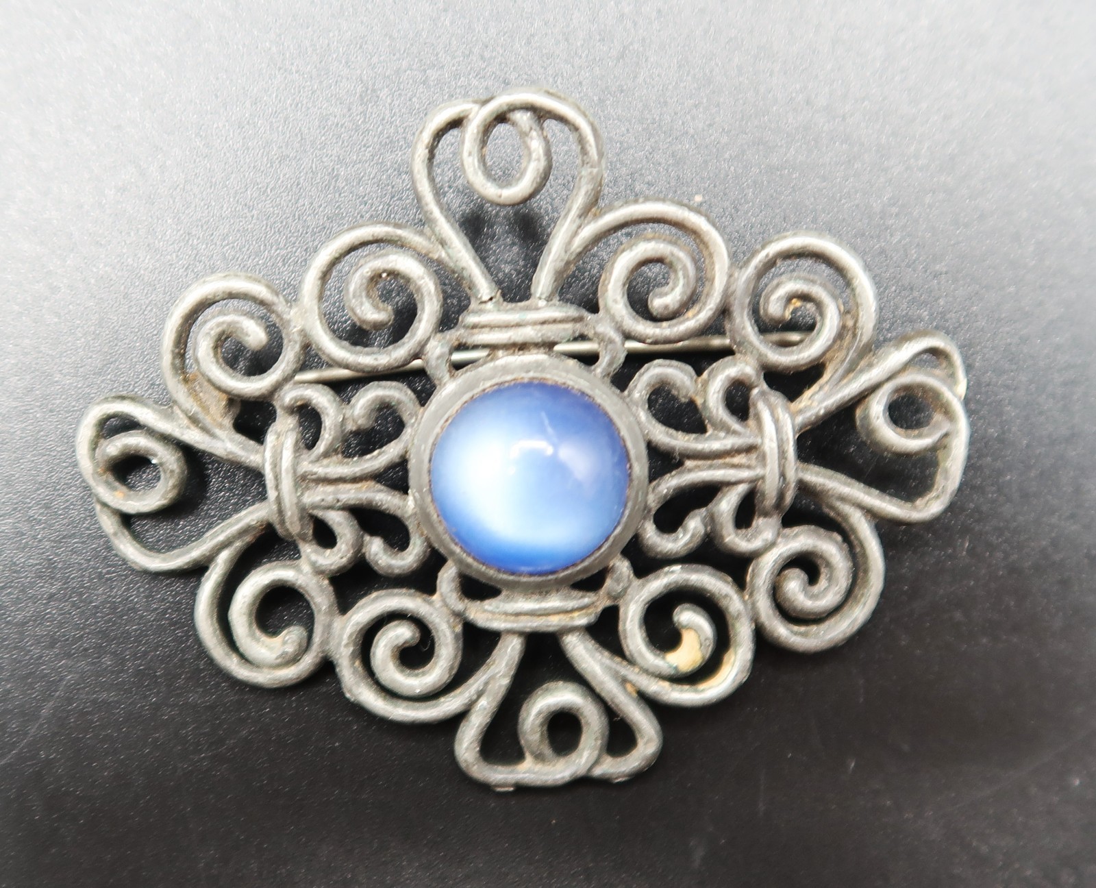 Vtg Silver Tone Scroll Work W/ Blue Irredescent Center Cabochon Bead Brooch 2.5″