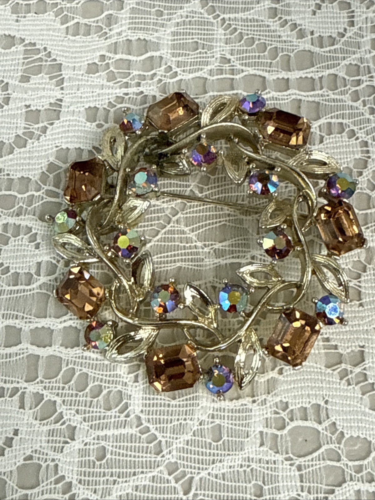 Lisner Vintage Broche Signed 2” D