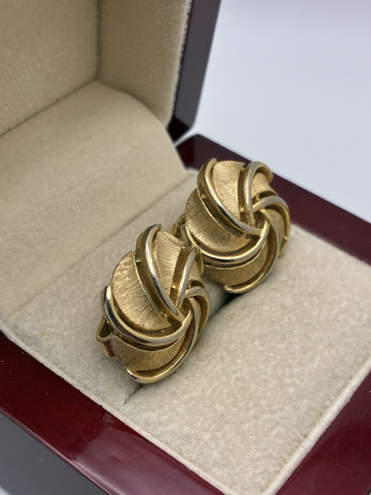 Crown Trifari Round Gold Tone Swirl/Flower Clip On Earrings Vintage