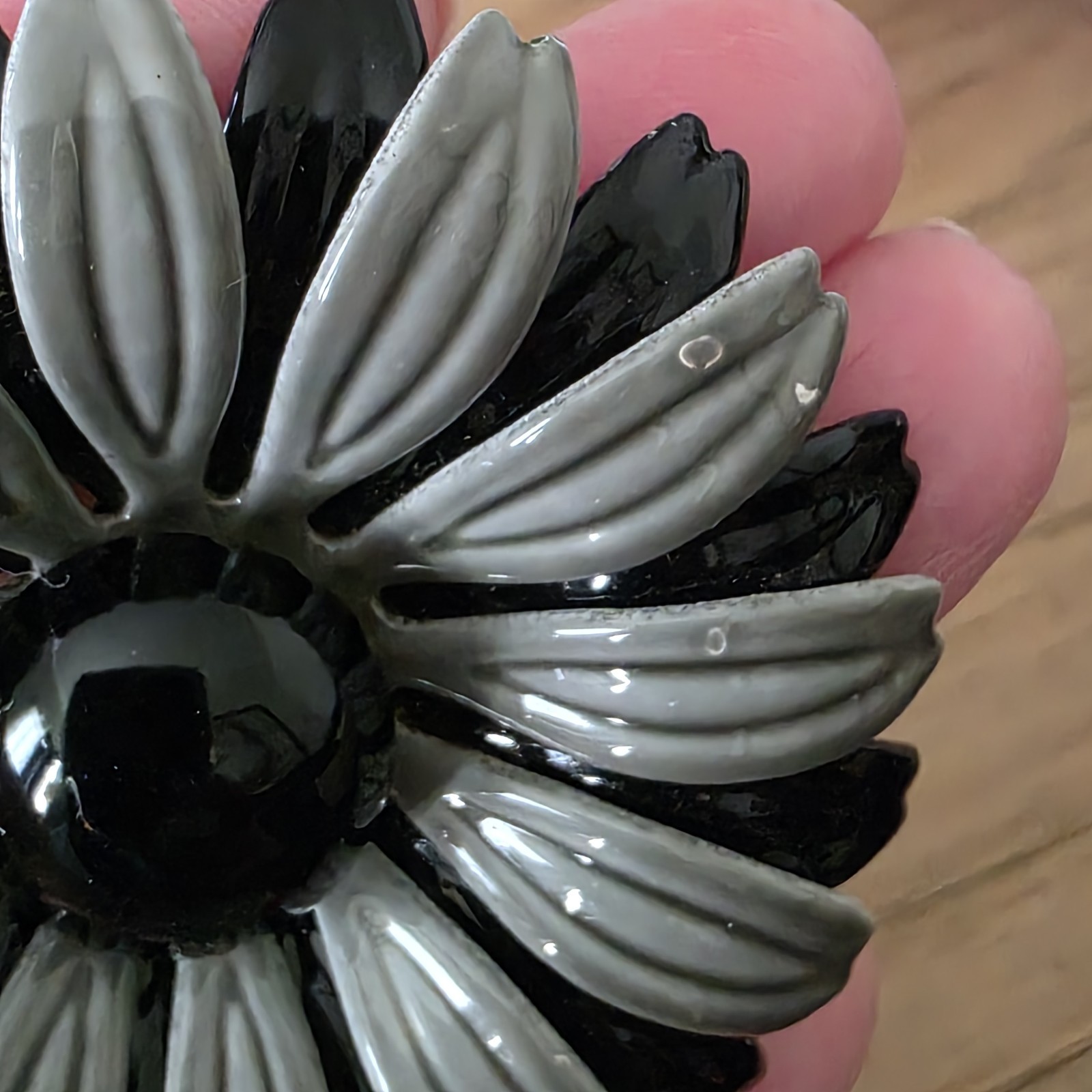 VTG Large Pop Mod Black Grey Gray Enamel Metal Flower Brooch