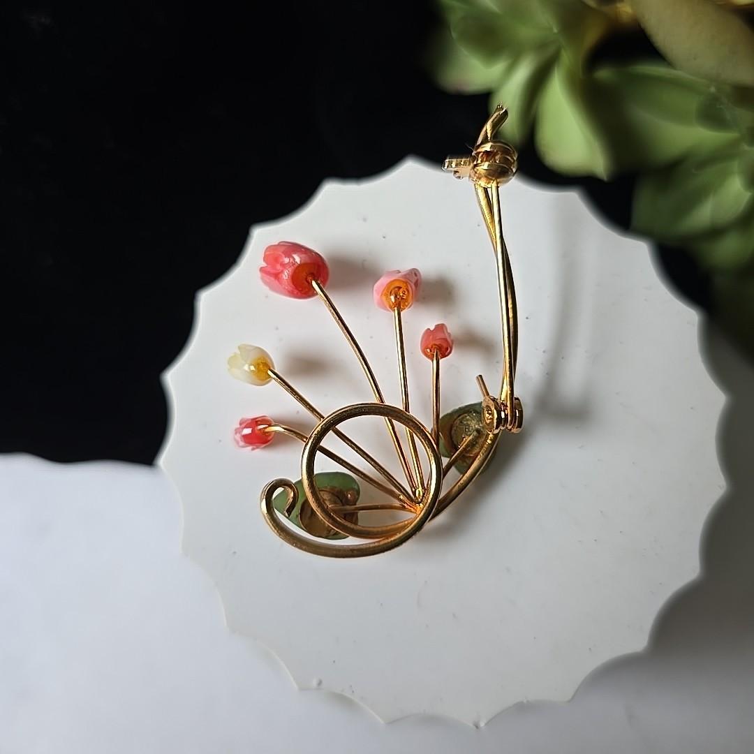 Vintage 80s Gold Tone Carved Coral Jade Floral Pin Brooch