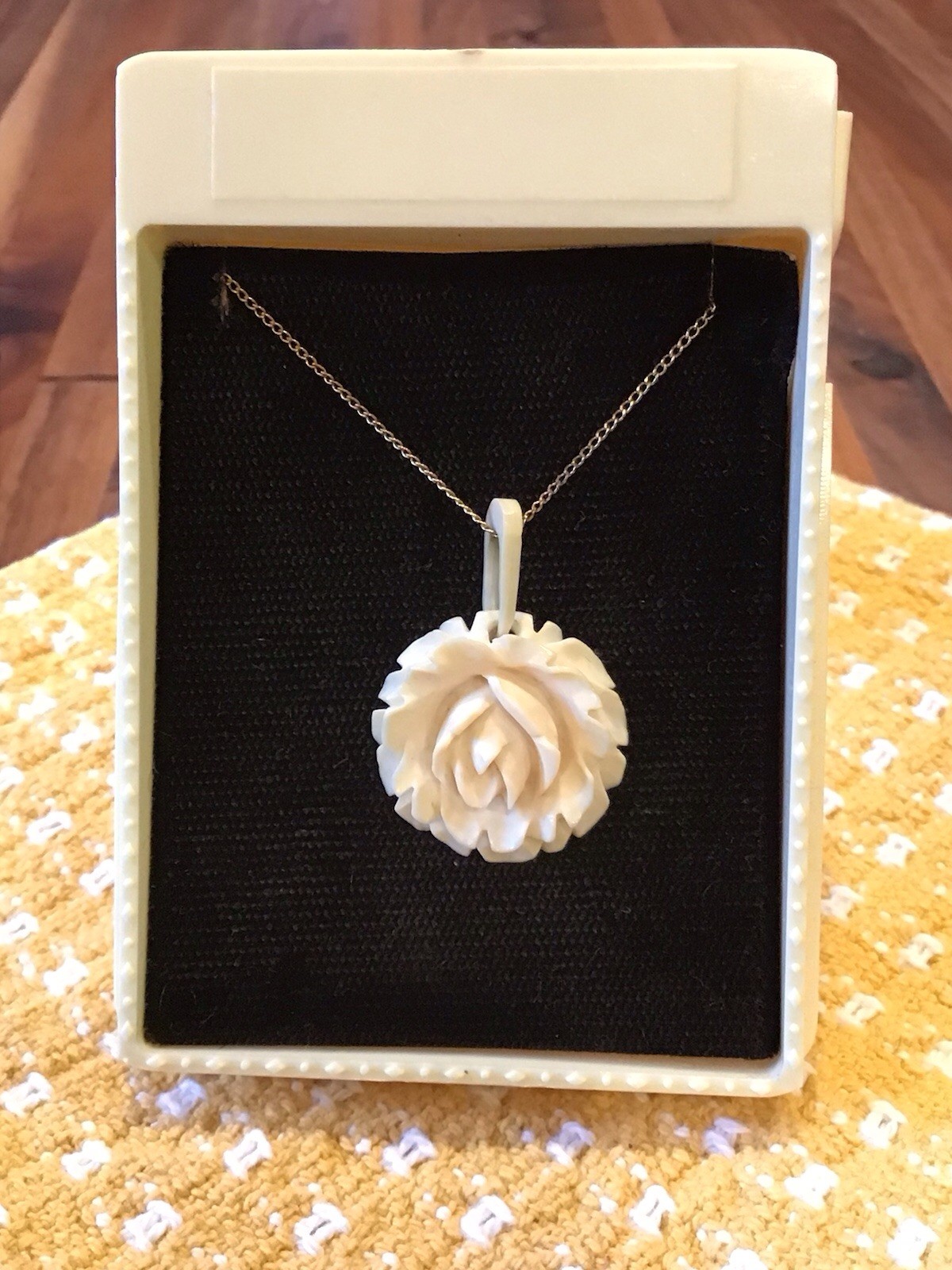 1940s Hawaiian CARVED ROSE PENDANT 12K GOLD FILLED NECKLACE In ART DECO BOX