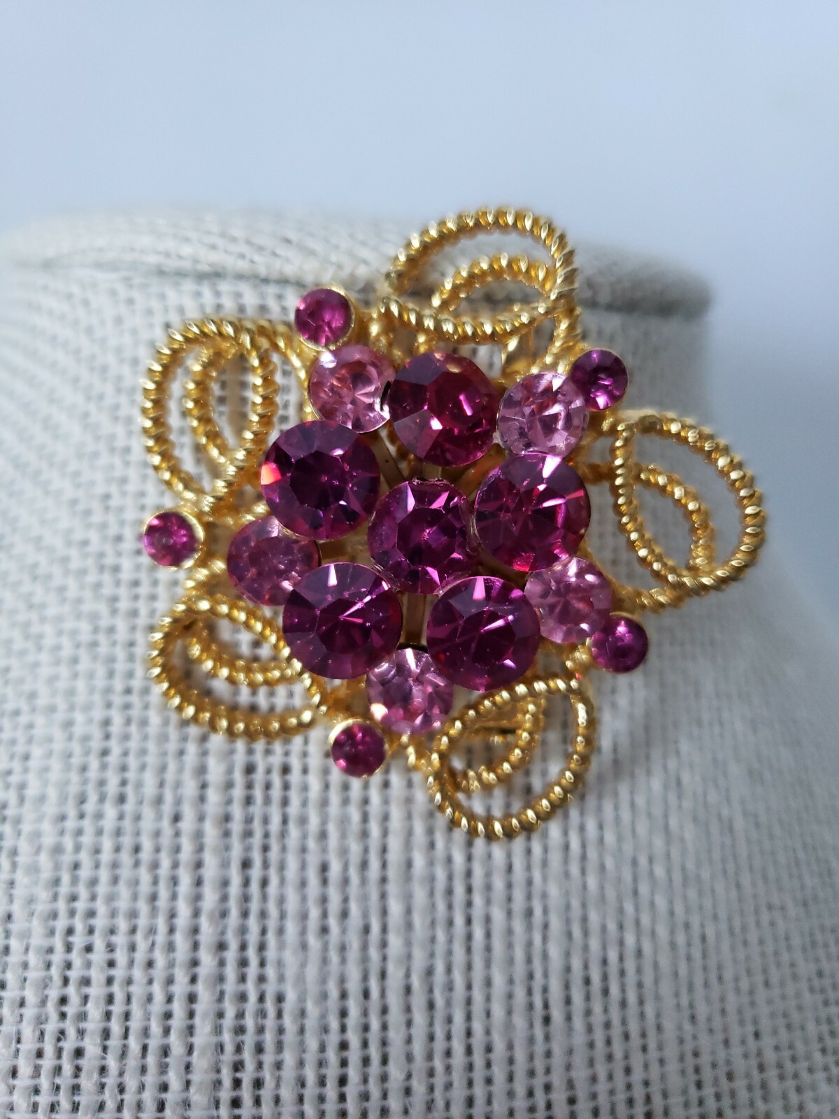 Vintage Weiss rhinestone brooch with 16 gorgeous rhinestones. 6.4 and 2 mm stone