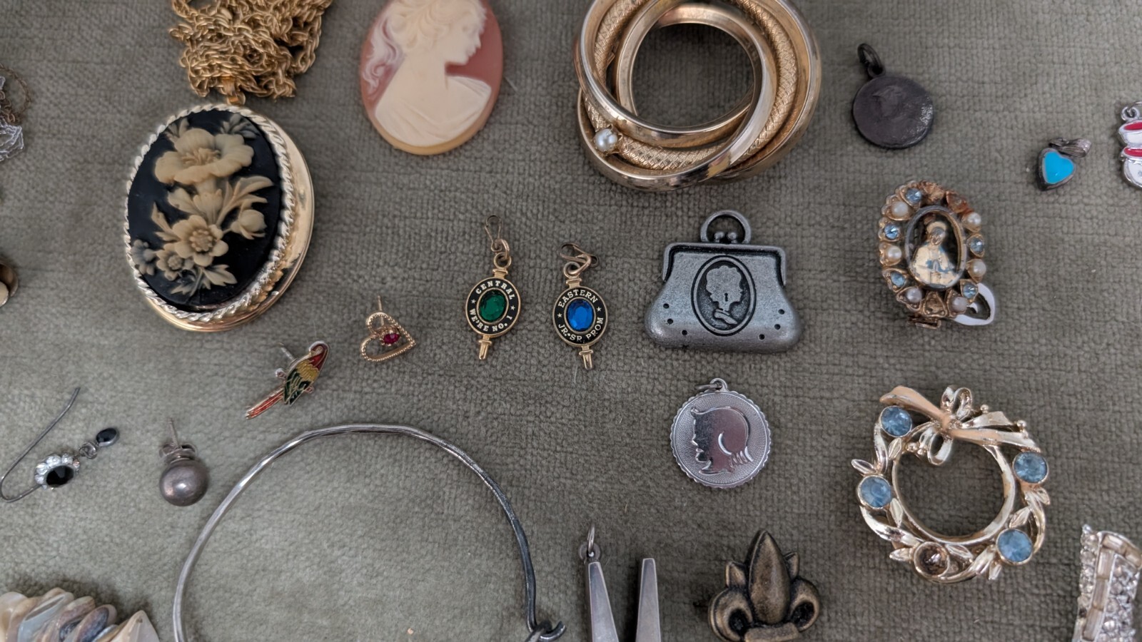 Lot of 55+ Vintage MCM Fashion Jewelery USA Italy and Unknow