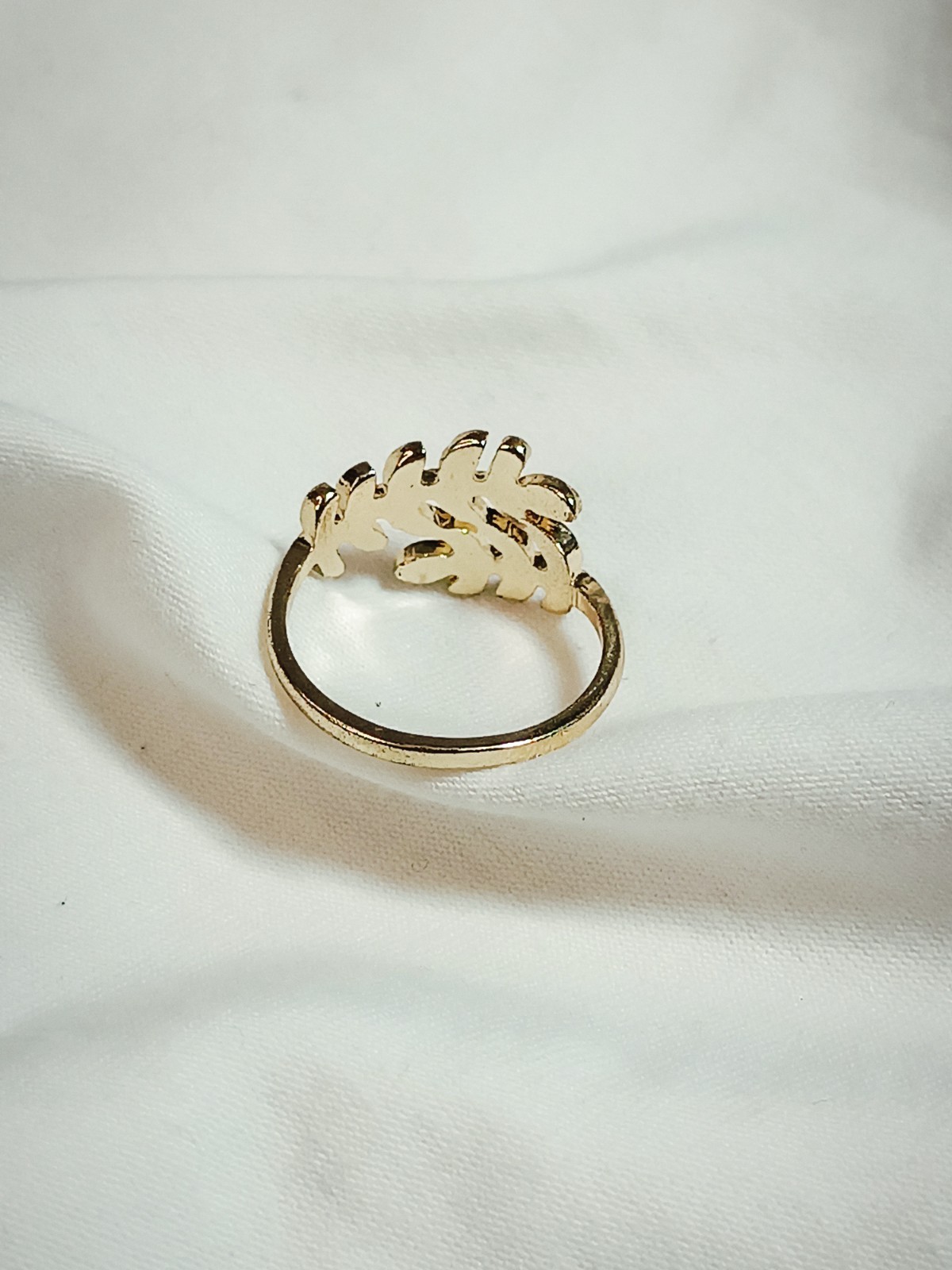 Vintage Leaf Ring – Size 9 – Gold-Tone Metal Alloy – Nature-Inspired Design
