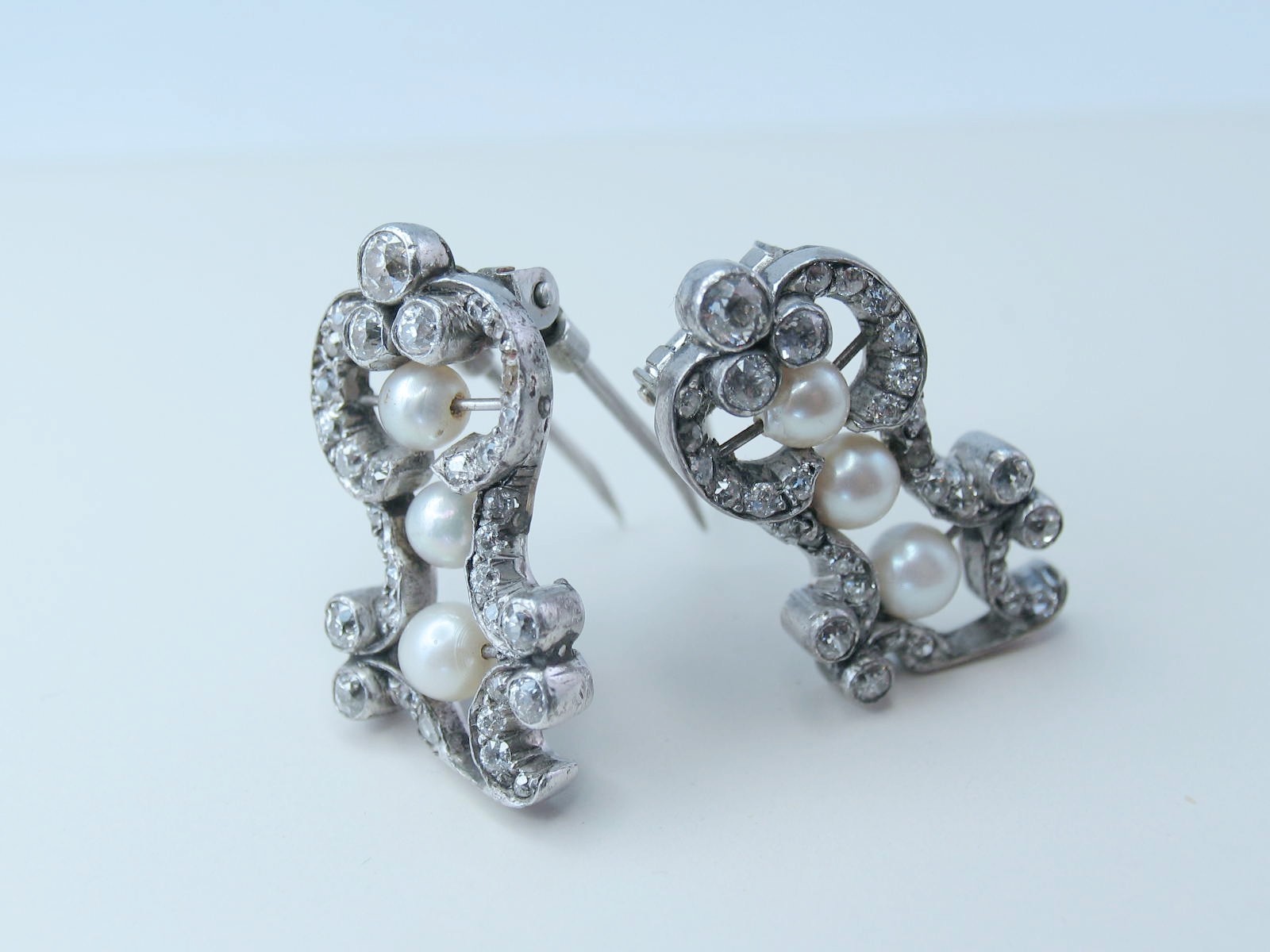 Antique Pair 14k White Gold Lady’s 65 OEC Diamonds 1.88ctw 6 Pearl Fur Clip Pins