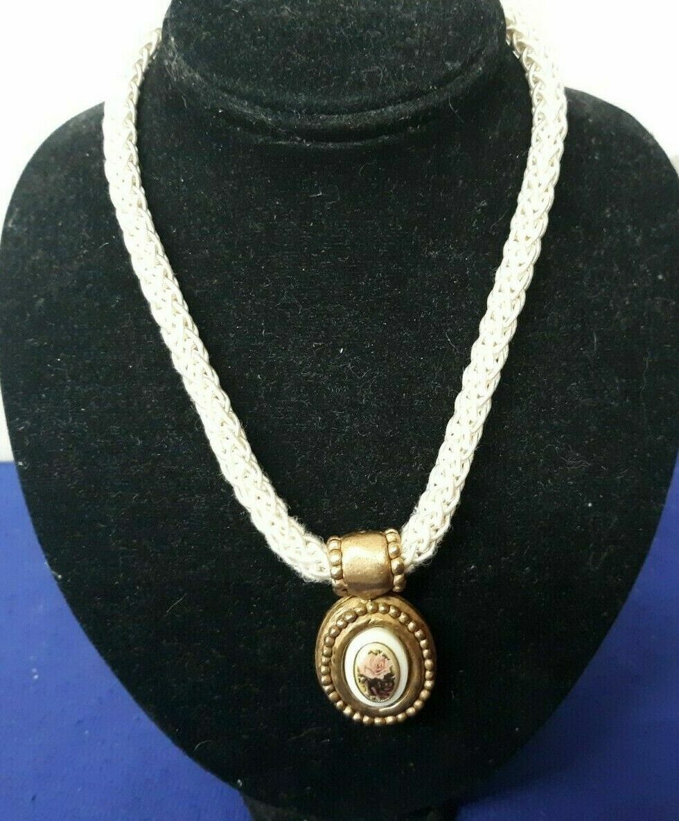 Vintage Signed EH 14″ Rope Necklace w ROSES Pendant PRETTY