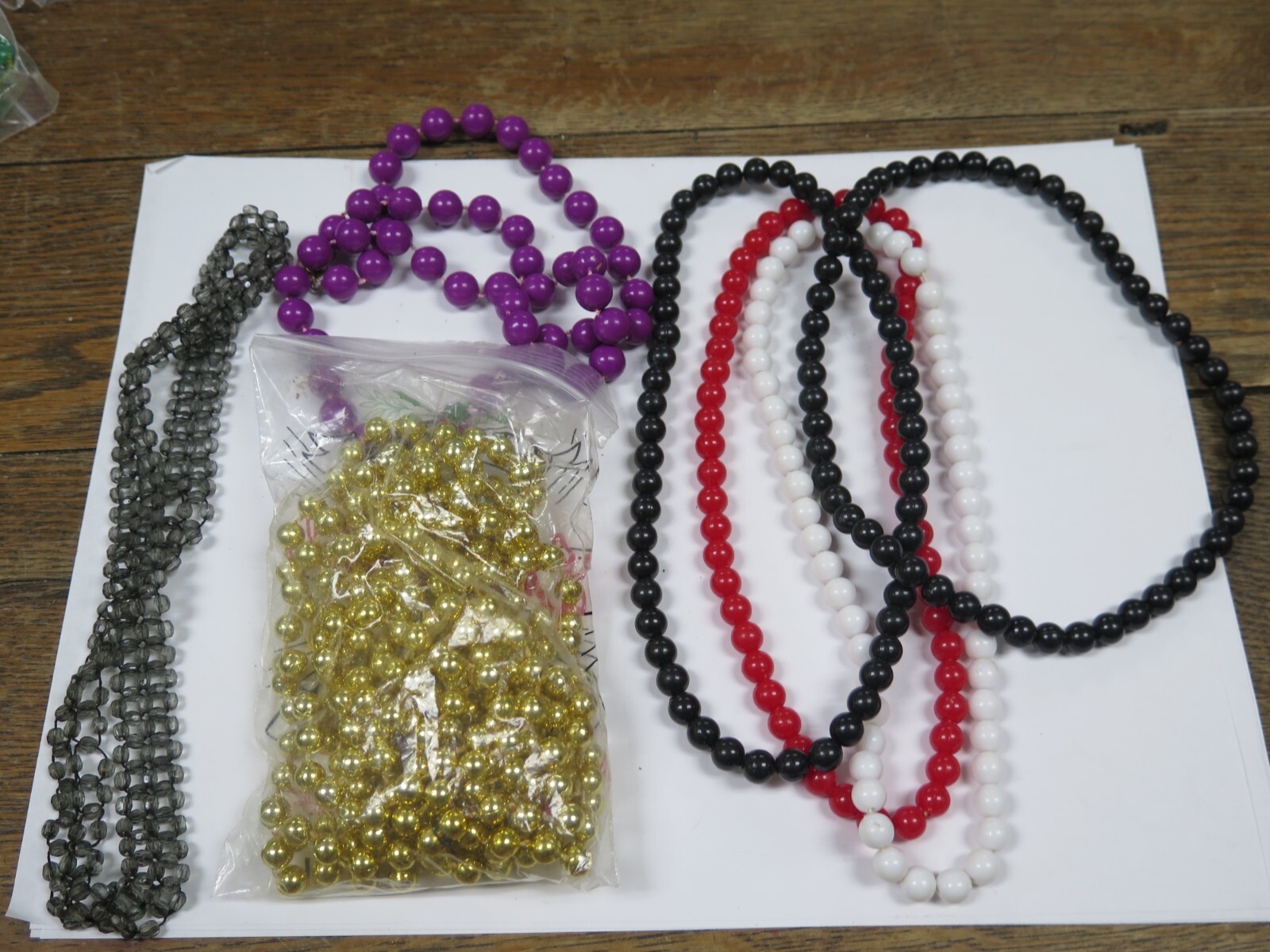 Vintage Red Black Gold White Color Beaded Necklaces – PLASTIC 10 LOT