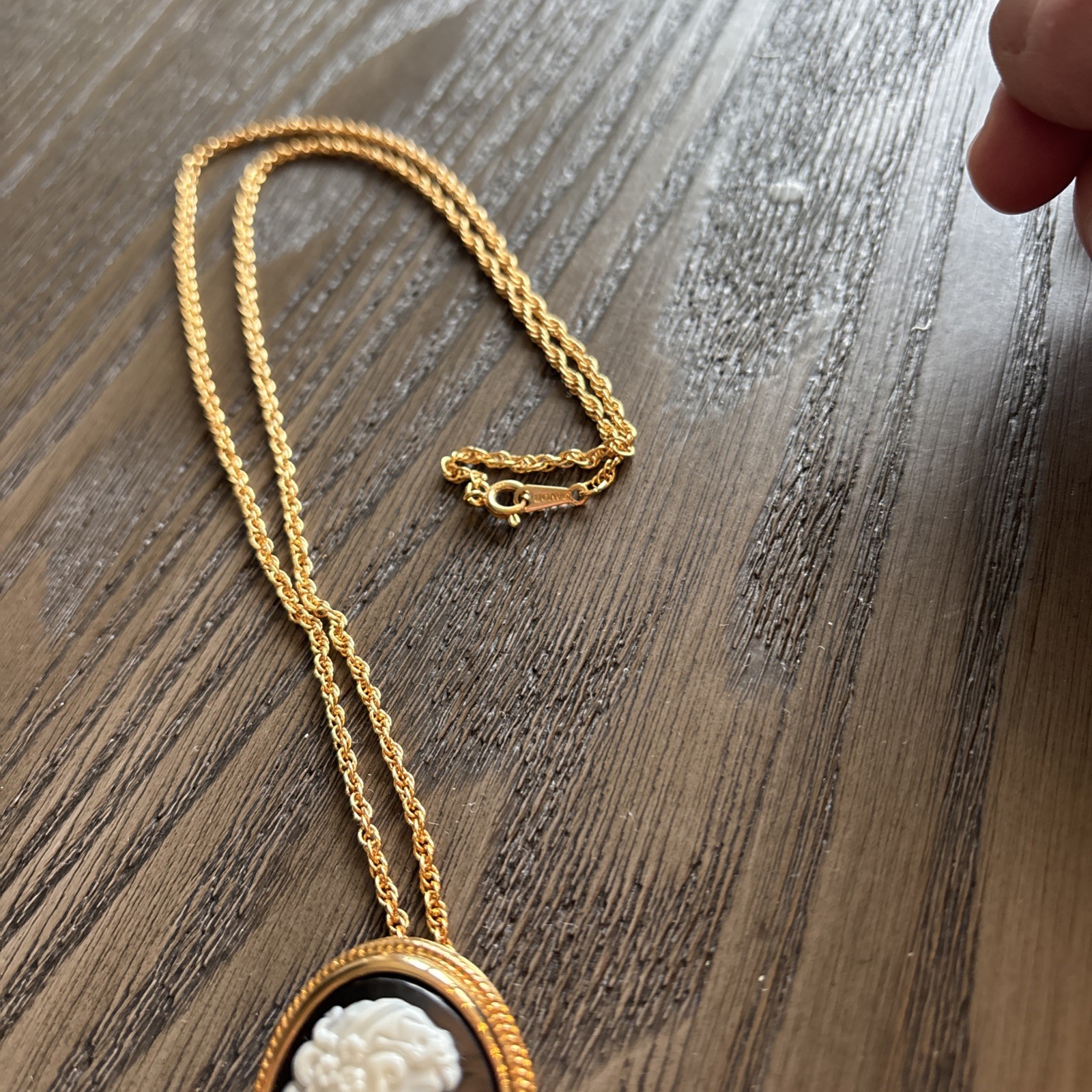 VTG 1984 Avon Necklace/pin Cameo Black Gold Tone 24” New In Box Signed