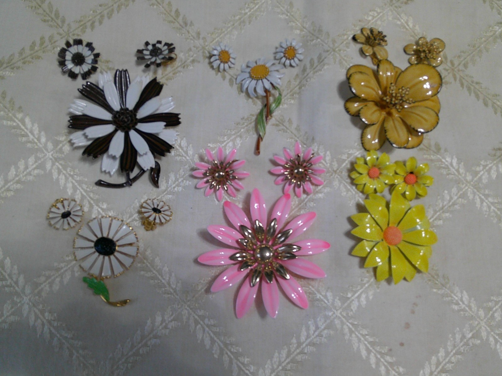 Vtg 60’s MOD Lot of 6 Enamel FLOWER POWER Flower Pin & Earring Sets Earrings