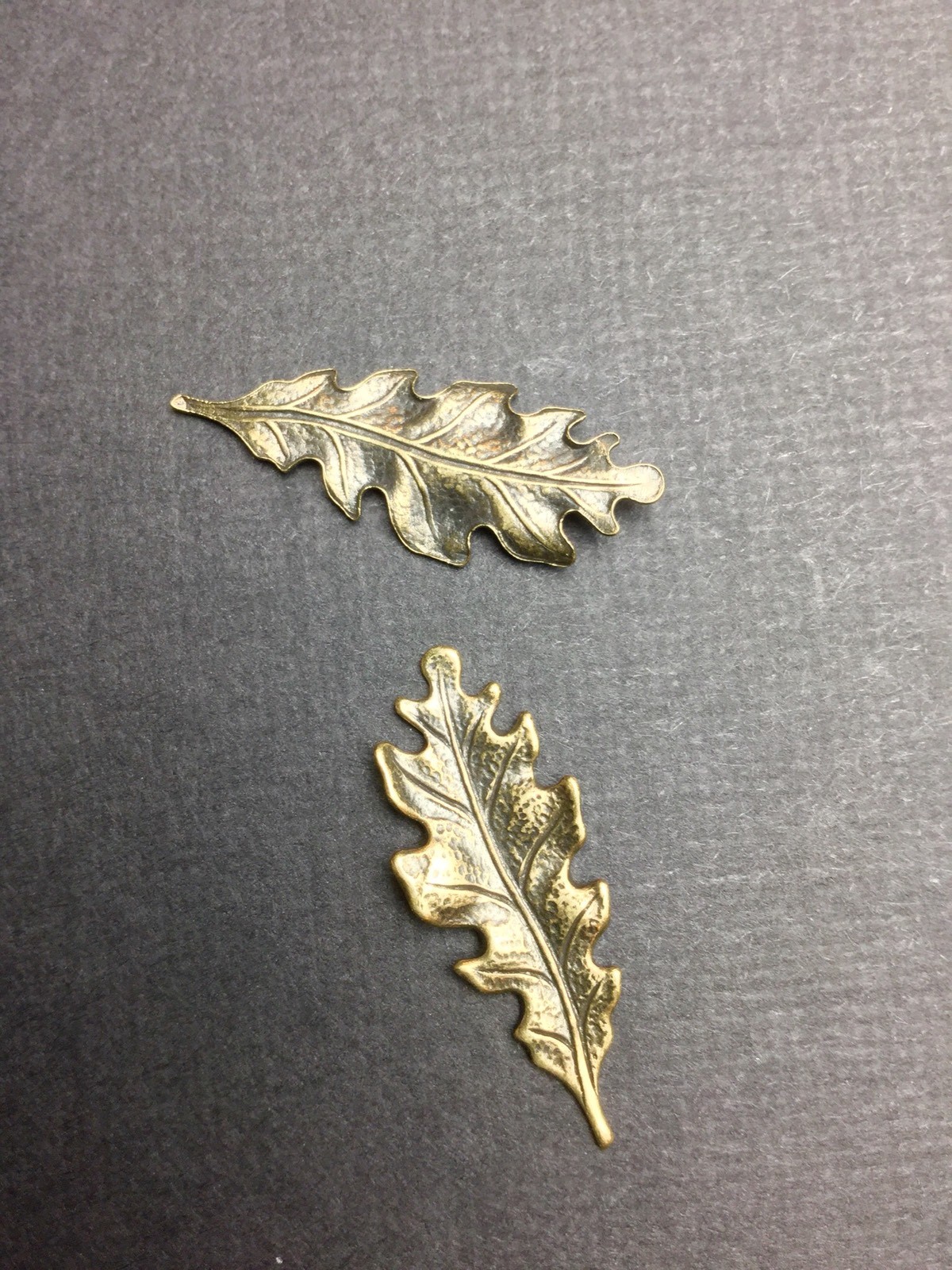 32863 – 4 Pc Lot Small Oak Leaf Jewelry Finding Brass Oxidized
