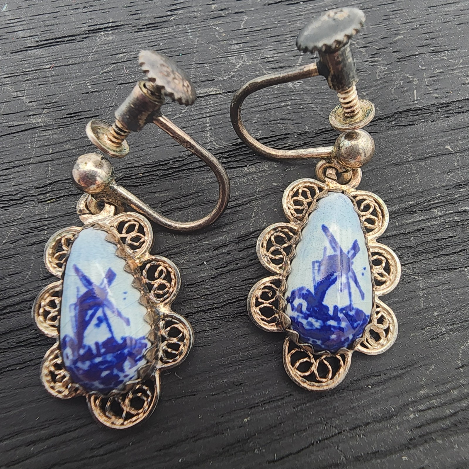 VTG 835 Silver Delft Blue Porcelain Windmill Filigree Dangle Screw Back Earrings