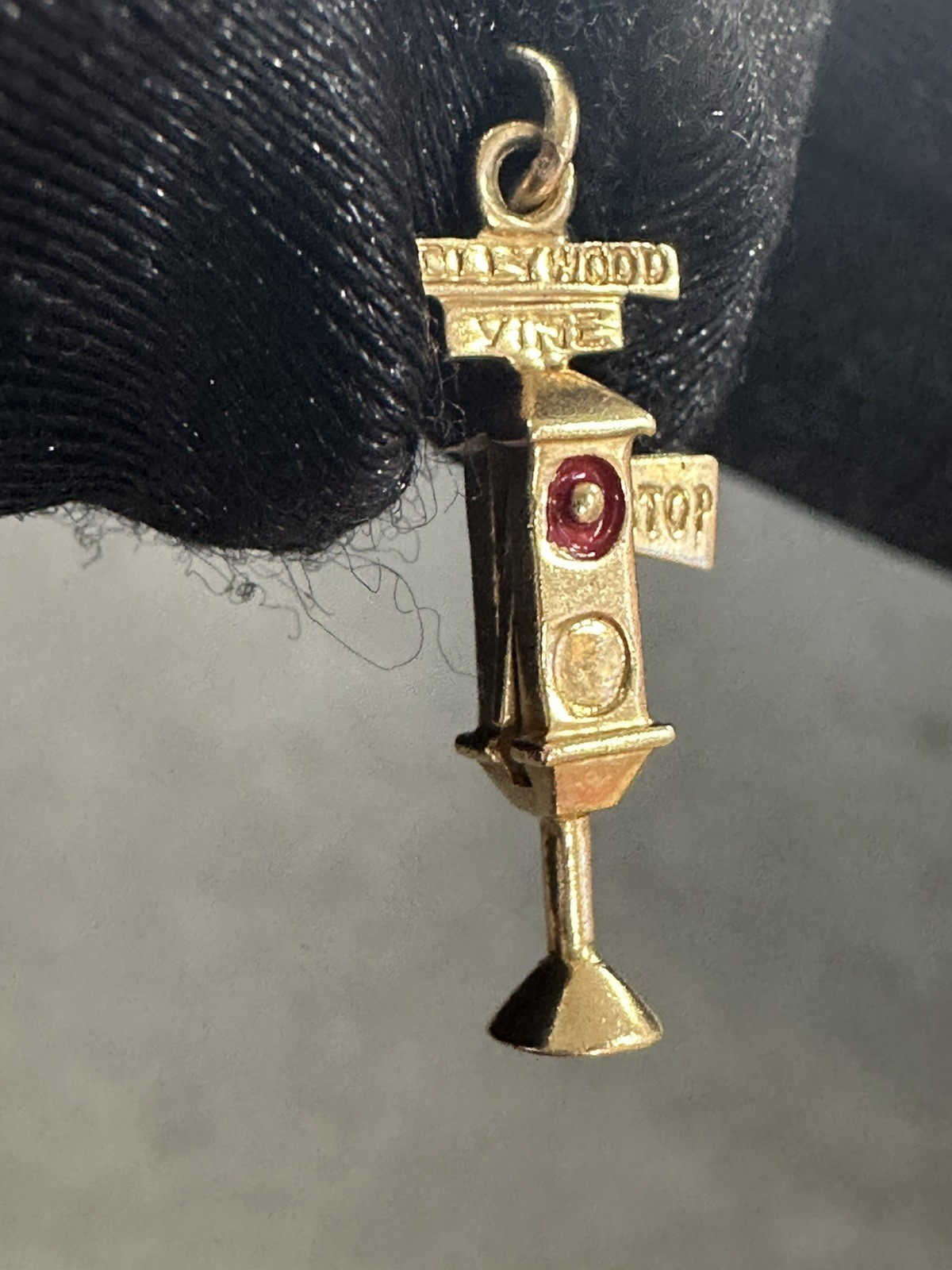 14K Vintage Gold HOLLYWOOD VINE STOP GO YES NO TRAFFIC SIGNAL Pendant Charm 1.8g