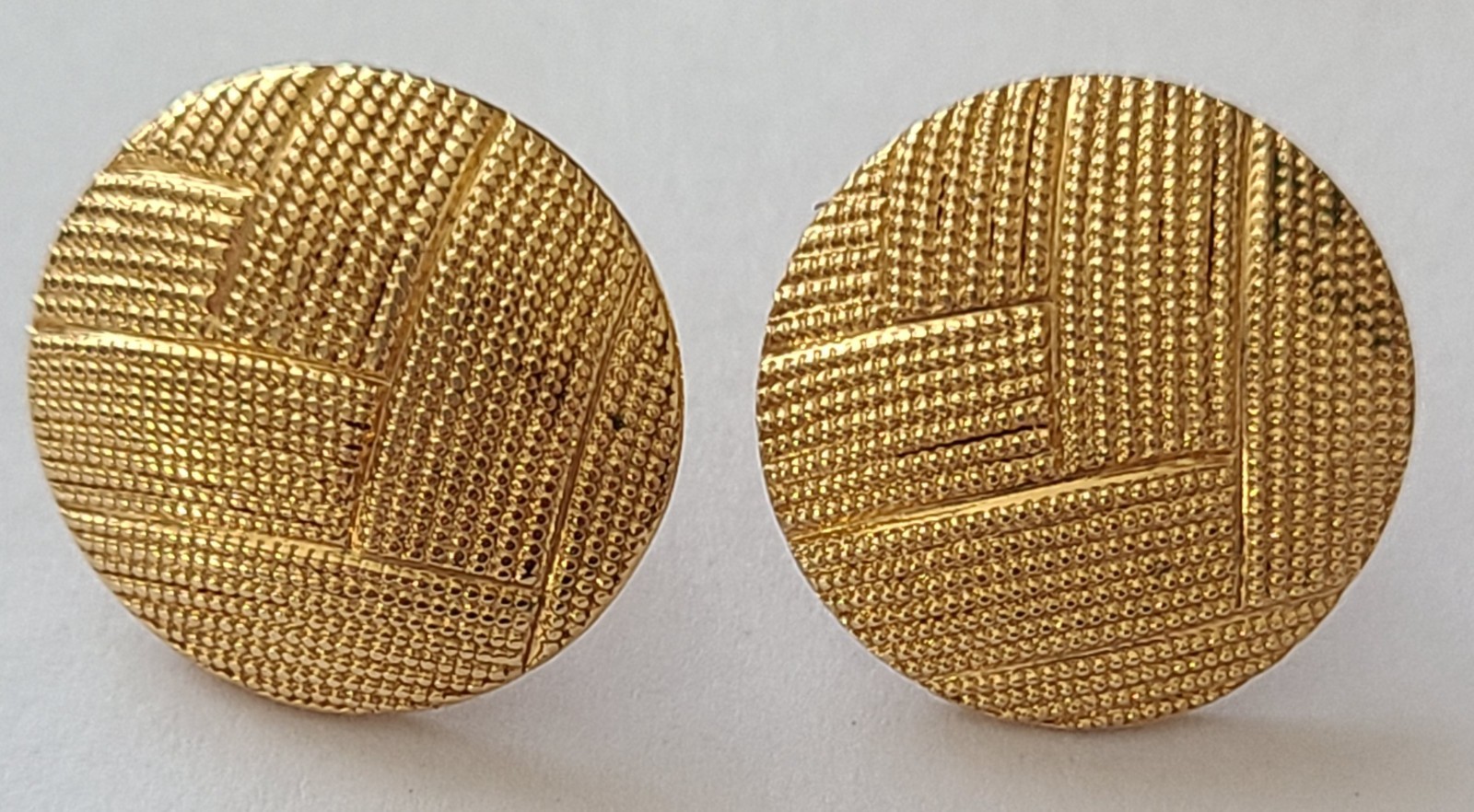 VINTAGE STUNNING BUTTON SIGNED MONET PIERCED EARRINGS