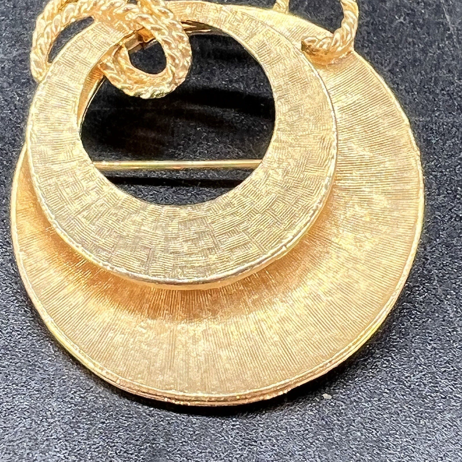 ART Arthur Pepper Brooch Pin Goldtone 1 5/8″ Abstract & Round 3D Signed Vintage